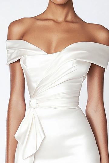 Robe moulante de graduation en satin blanc à épaules dénudées